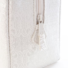 画像をギャラリービューアに読み込む, フォーマル草履バッグセット 葡萄唐草文錦(白小銀)
