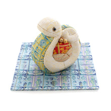 画像をギャラリービューアに読み込む, 干支「巳」 木目込み人形