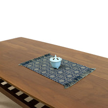 Load image into Gallery viewer, Vase Mat (S) (Budo Karakusa-mon Nishiki)