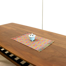 Load image into Gallery viewer, Vase Mat (S) (shikamonarisugawanishiki)