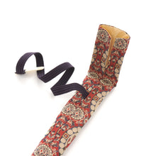 Load image into Gallery viewer, Sensu Fan Container (15cm) (Shishikari-mon Nishiki)