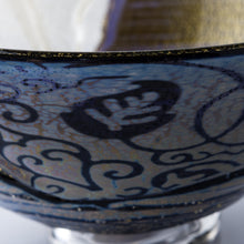 Load image into Gallery viewer, Glass "YOBOTUGI" Tea Bowl [Name: Budo Karakusa] (Fifth Generation Tatsumura Heizō × Nishinaka Yukito)
