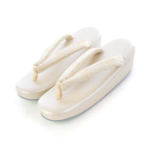 画像をギャラリービューアに読み込む, 草履　葡萄唐草文錦（白小金）
