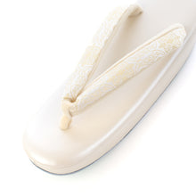 画像をギャラリービューアに読み込む, 草履　葡萄唐草文錦（白小金）
