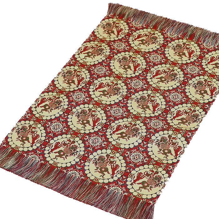 Vase mat with lion hunting design, brocade